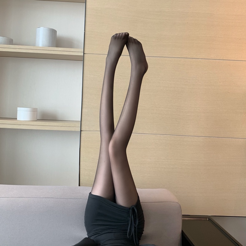 Warna kulit kaki telanjang artefak legging perempuan sutra emas transparan mutiara sutra telanjang s