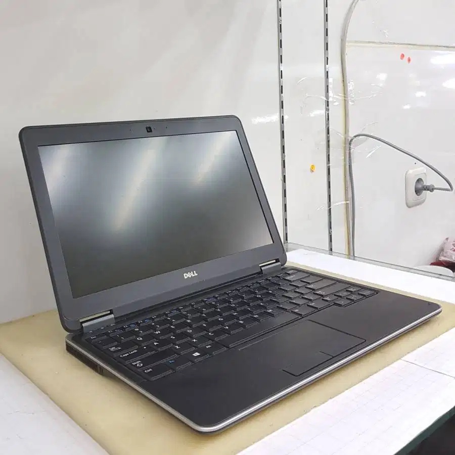 Laptop Dell Latitude Core i7 RAM 4-SSD 128GB BEKAS SECOND