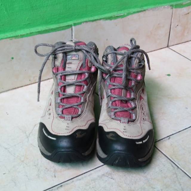 Lecaf Sepatu Gunung Bekas Hiking Shoes Second Size 37.5