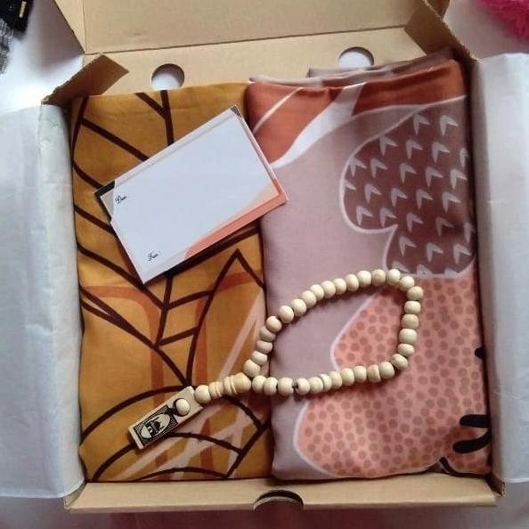 

Premium Product!!! Hampers Jilbab Dua Motif Paket Kado Ultah Wisuda Souvenir - Paling Diminati