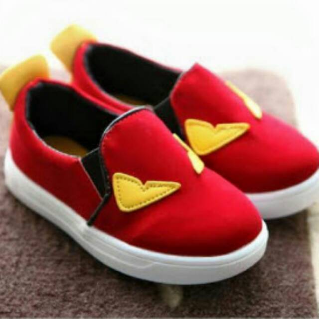 Sepatu fendi monster merah