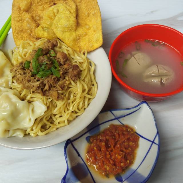 

Mie ayam super spesial (2 bakso, 2 pangsit rebus, 1 pangsit goreng )