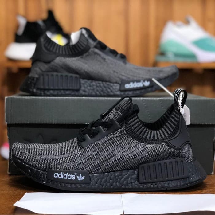 nmd r1 primeknit pitch black