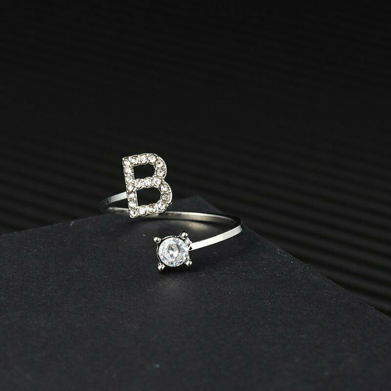 Cincin Desain Inisial Huruf A-Z Aksen Kristal Berlian Imitasi Dapat Disesuaikan Untuk Pasangan