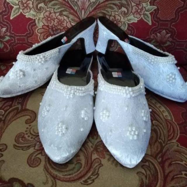 Sepatu pengantin sepasang pria dan wanita