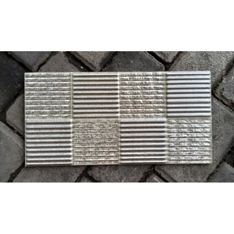 KERAMIK DINDING BATU ALAM CENTRO JIMBARAN GREY 20X40 KW1