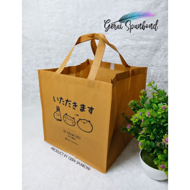 

Goodie Bag Spunbond Uk. 26cm x 26cm x 23cm Plus Sablon Custom