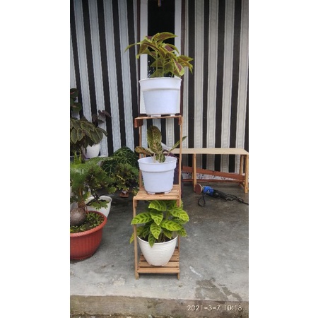 RAK BUNGA DARI KAYU ULIN / TEMPAT BUNGA