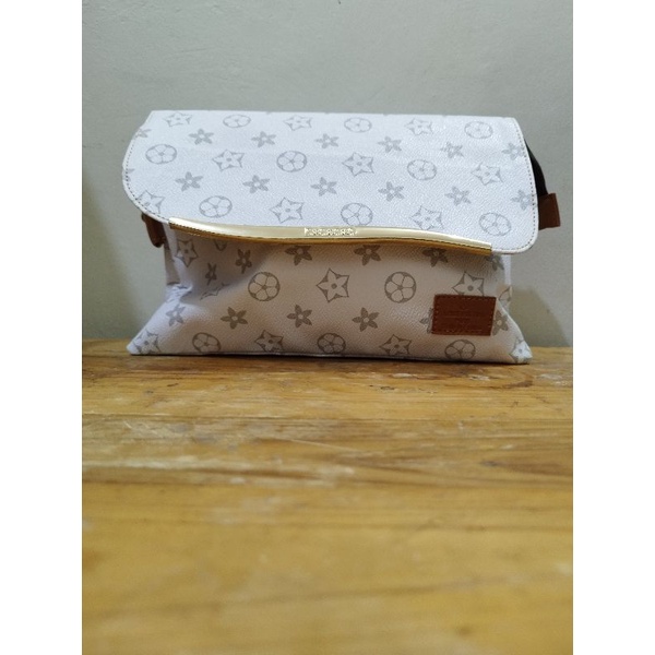 tas selempang wanita putih