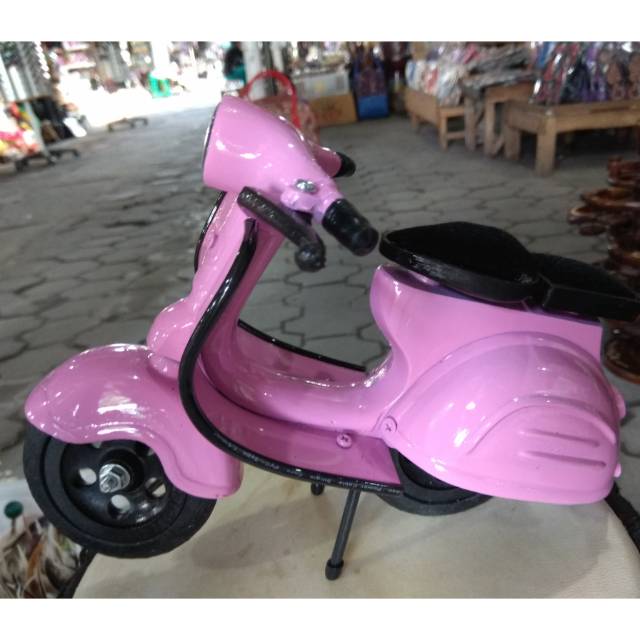 TERMURAH! MINIATUR VESPA BESI WARNA PINK 25 x 11 x 14 cm DEKORASI &amp; HIASAN RUMAH SOUVENIR JOGJA