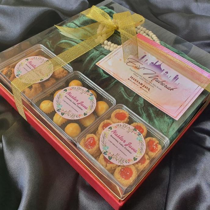 

Parcel lebaran cookies & sajadah by nastar java (hampers silver 3)