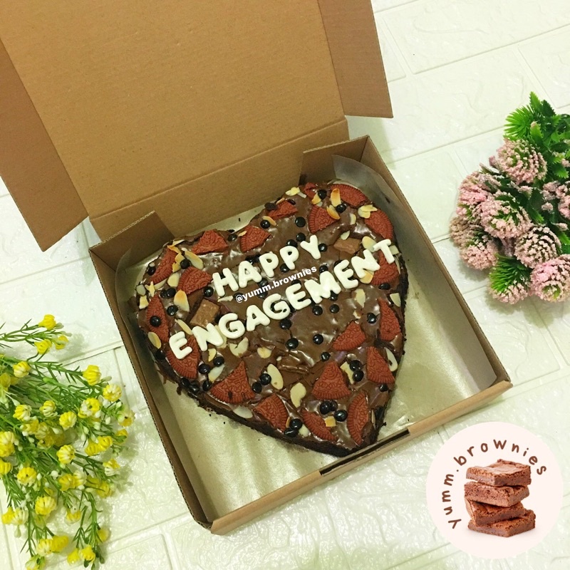 

HAMPERS Brownies bentuk Love