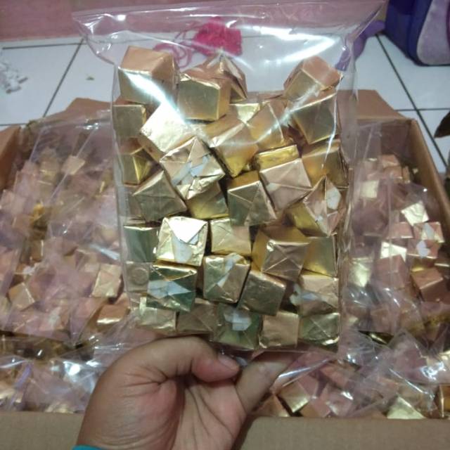 

Coklat Piramid Silverqueen mix Delfi 250gr
