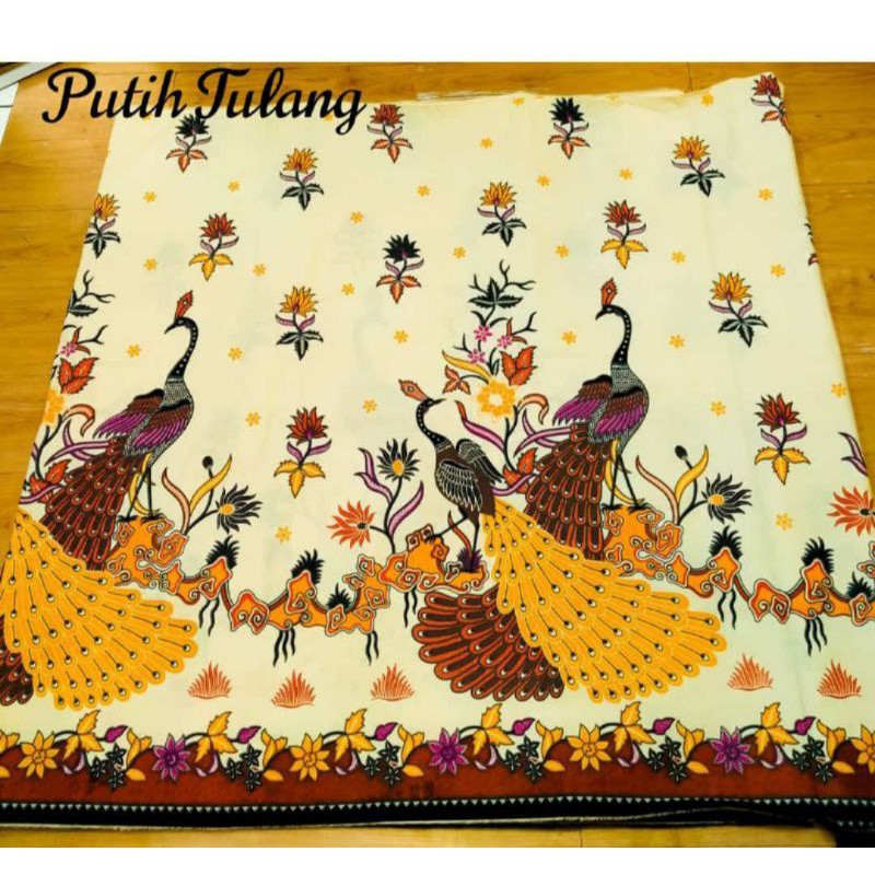 kain batik print halus motif merak warna dasar putih tulang