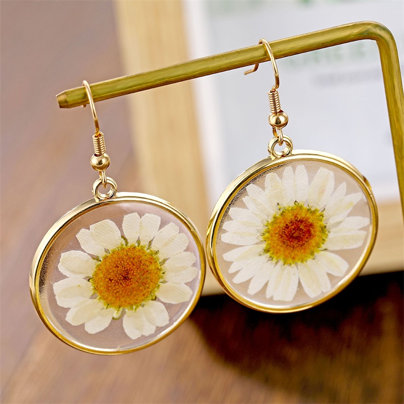 Anting Drop Bentuk Bunga Daisy Kering Bahan Resin Transparan Gaya Bohemian Untuk Wanita