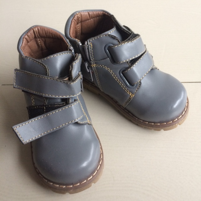 Sepatu anak. Merk Cool shoes.