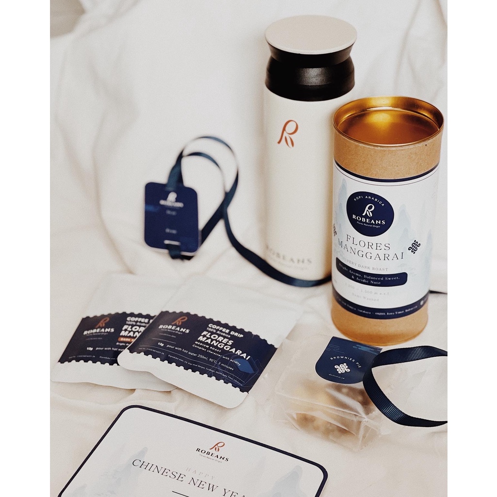 

Chinese New Year Hampers | Hampers Imlek Kopi Flores | CNY Hampers Coffee Modern | Parcel Imlek Bingkisan Kopi Asli Manggarai Murah Isi Banyak | China Blue Style Hampers Chinoiserie