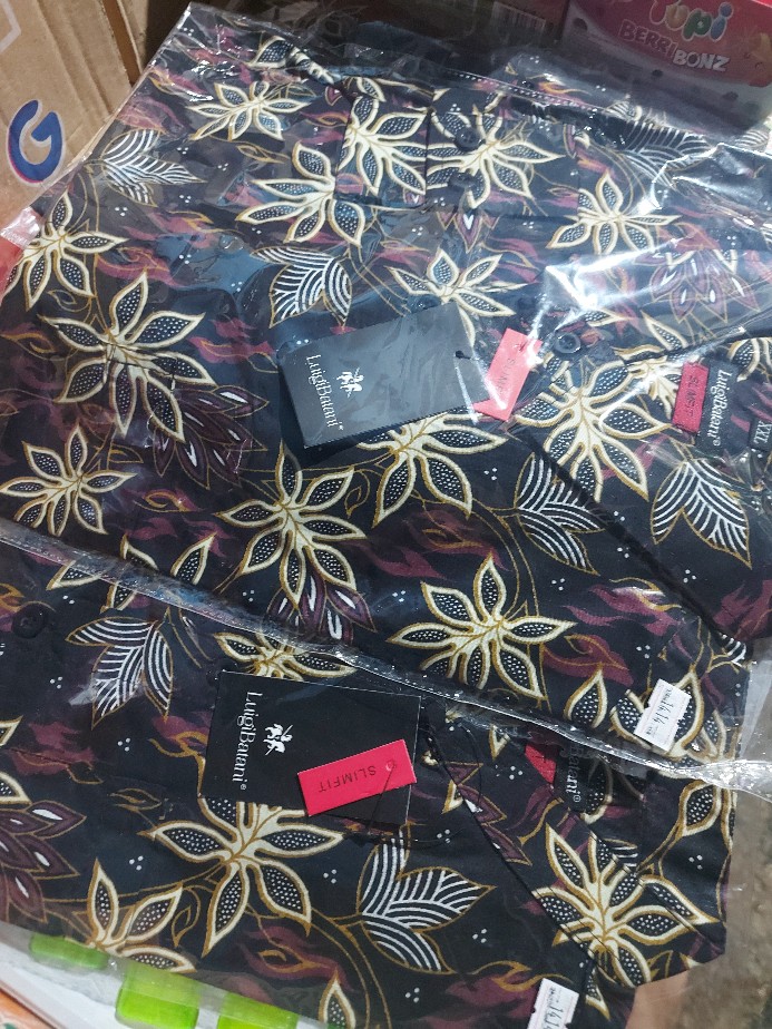 Kemeja Batik Slimfit Couple Ayah Anak Warna Dasar Hitam Motif Merah Bunga