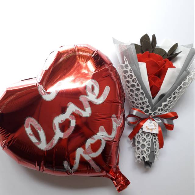 buket mawar dan balon foil love