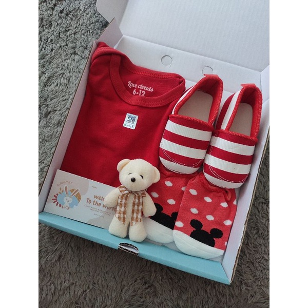 (4 IN 1 BABY BOY GIRL) HAMPERS KADO LAHIRAN BAYI GIFT BOX SEPATU BAJU JUMPER KUPLUK KAOS KAKI SEPATU FLATSHOES BONEKA MURAH MERIAH HADIAH LAHIRAN-MERAH