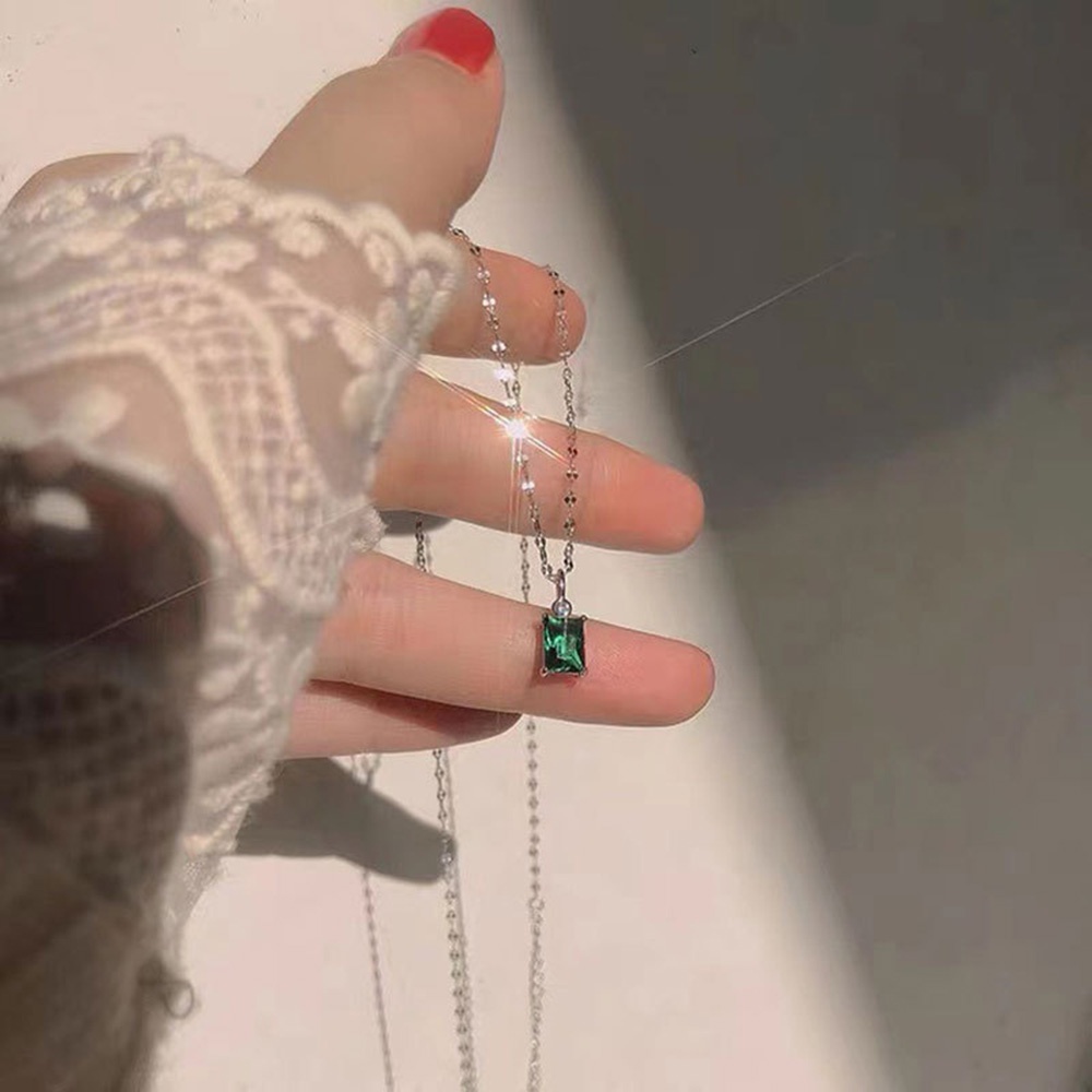 Kalung Rantai Dengan Liontin Kristal Berlian Hijau Bentuk Kotak Gaya retro Untuk Wanita