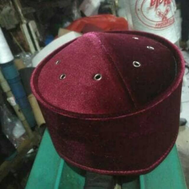 Peci uje merah marun