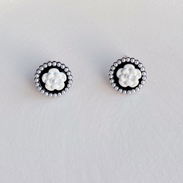 Anting Klip Tanpa Tindik Desain Bunga Hitam Putih Gaya Vintage Untuk Wanita