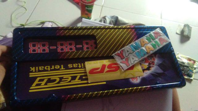 Wadah Plat No Carbon Warna Geser Gambar