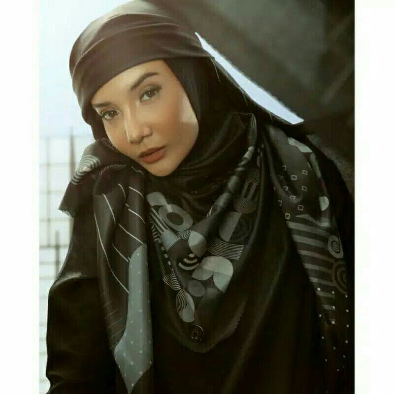 DEENAY X ZASKIA SUNGKAR COSMO BLACK