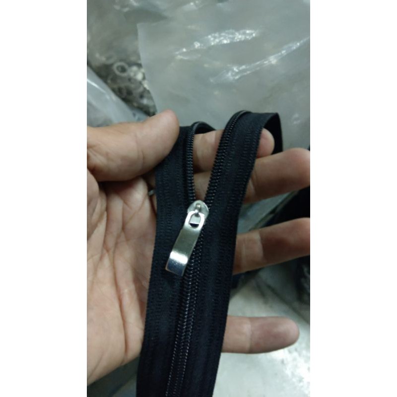 

Resleting pita Lanyard no.5 jenis rel gigi coil plastik 50 yard warna hitam