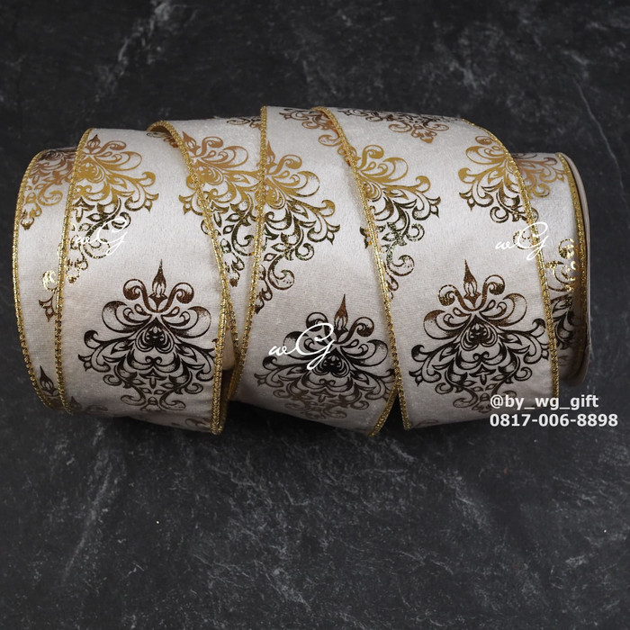 

Pita Kain Bludru Corak ; Lebar 6,3 cm; Panjang 10 yard - Warna Gold