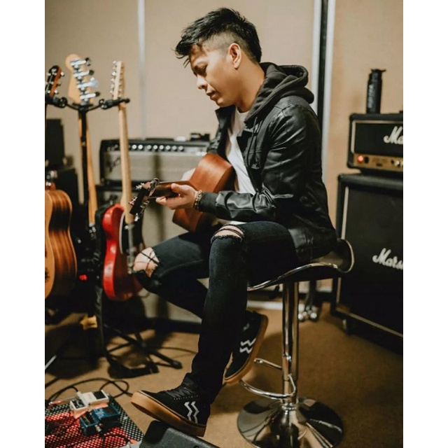 CELANA ARIEL NOAH ROBEK LUTUT RIPPED KNEE WARNA HITAM