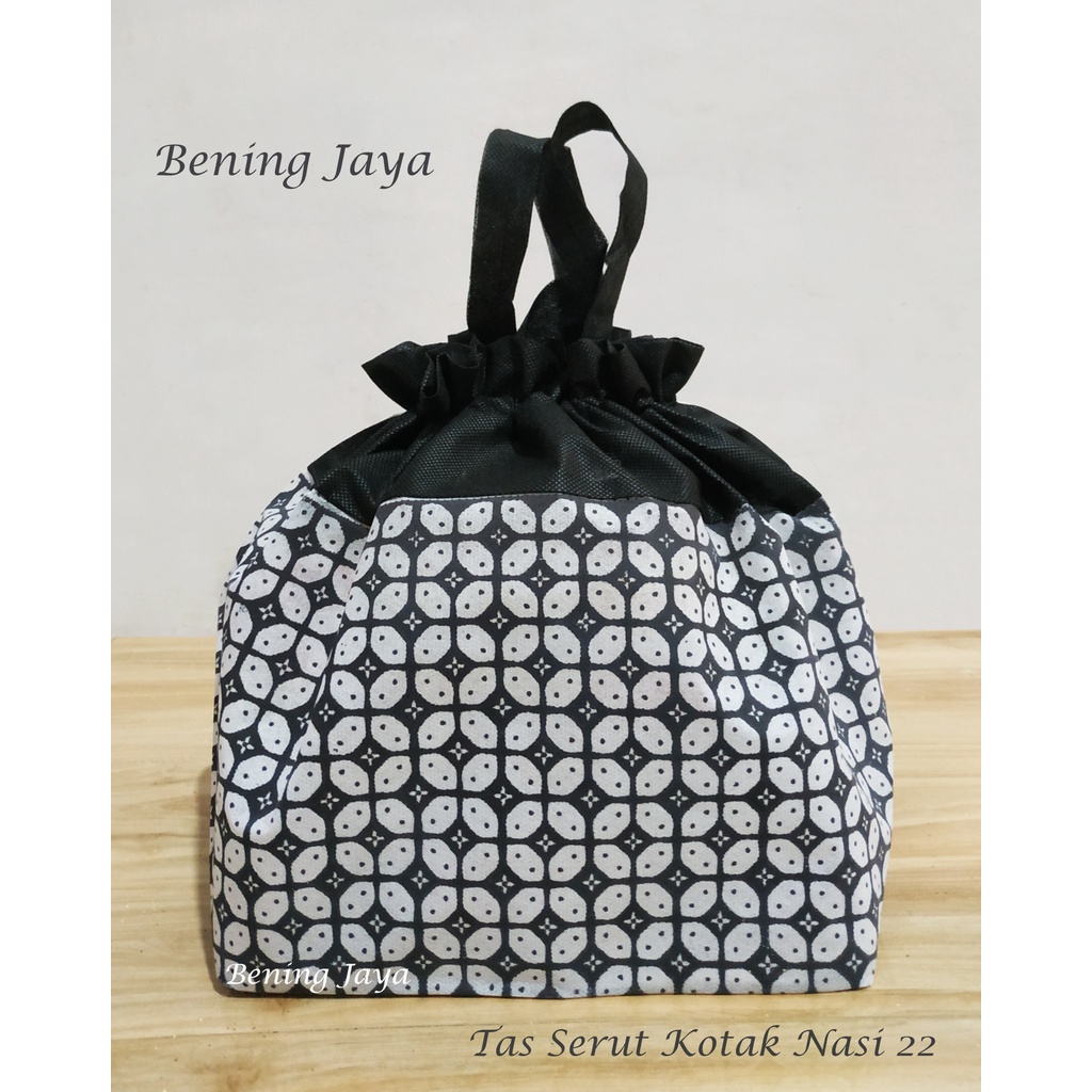 

Tas Hajatan Goodie Bag Serut 22 Batik KWG Hitam Putih