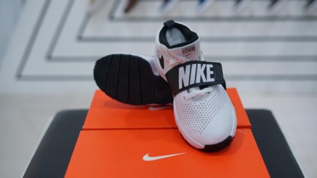 nike team hustle d8 women's