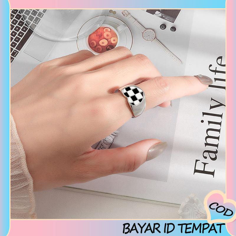 COD❤️ Cincin Kotak-kotak Geometris Cinta Hitam Dan Putih Cincin Fashion Wanita-A.one