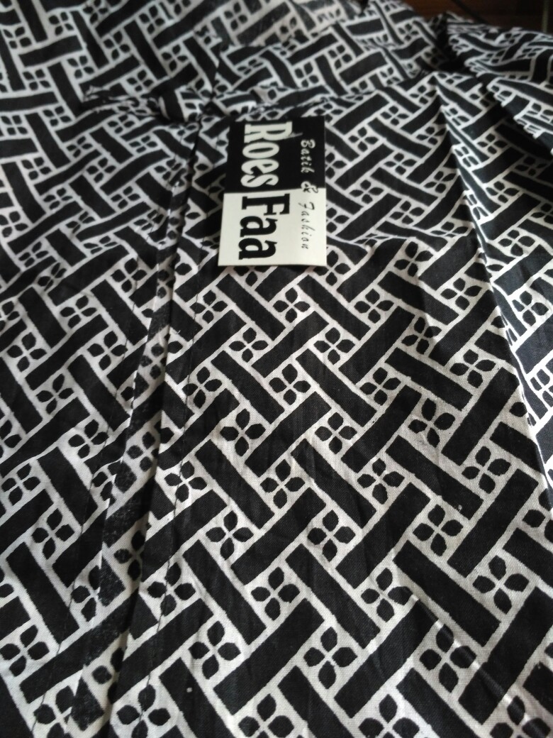 Bolero Monochrome Blazer Batik Wanita Modern Elegan