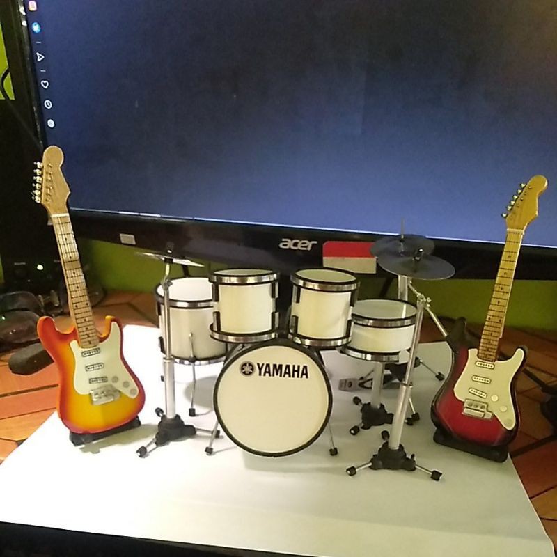 Satu Set Miniatur Alat Music Drum (Uk. Besar) dan 2 Gitar (Uk. Sedang) Ibanez/Fender Keren 99% Mirip Aslinya