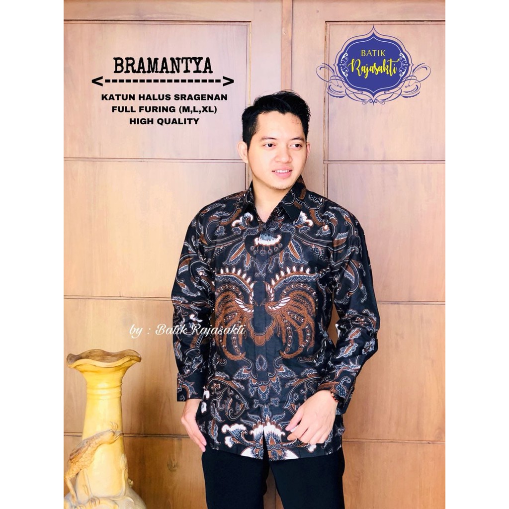 BRAMANTYA RAJASAKTI KEMEJA BATIK SOLO PRIA LENGAN PANJANG PENDEK LAPIS FURING ATASAN PREMIUM MODERN KATUN HALUS SURAWANA PUTIH NAYRENDRA 2 KENARI PANDA DANISWARA TOLET DEVADEVA 2 KALAWANGSA COLET BADRA ABSTRAK PELANGI SELENDRA PANDU MANGAU MAHKOTA KAUNGAN