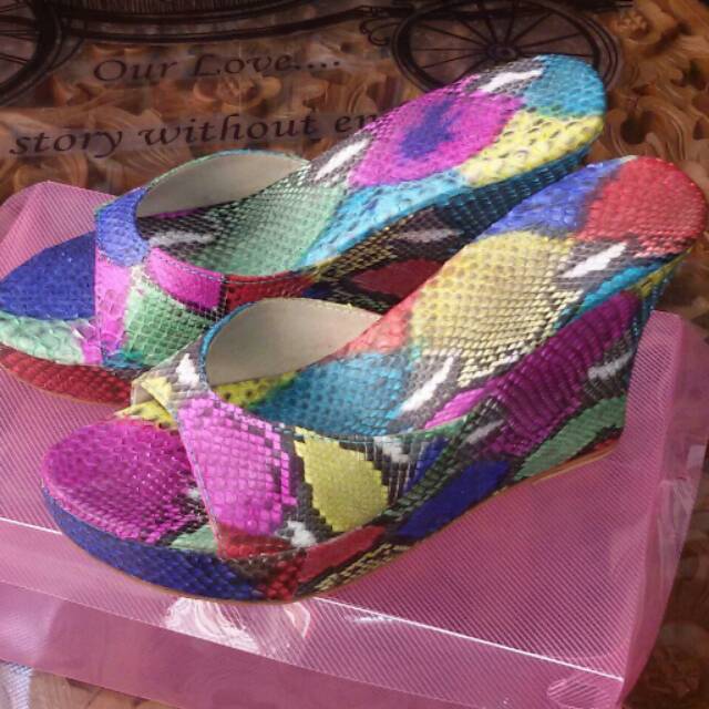 Wedges wanita,bahan:kulit ular asli