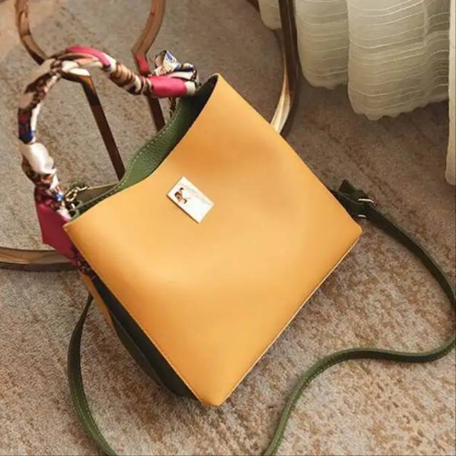 

Kode : ELJ 544 IDR : 146 rb Bahan : Kulit pu ukuran: 22 x 23 x 10 cm Warna : Beige, Yellow