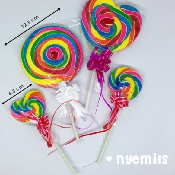 

Laris✮→ Permen lolipop besar 12,5cm candy lollypop bulat dan hati 94 →