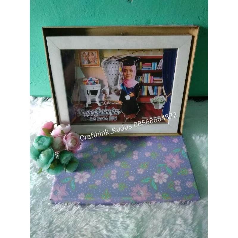 

KADO GRADUATION!! SCARPFRAME 3D 20×15 FREE DESAIN KEKINIAN