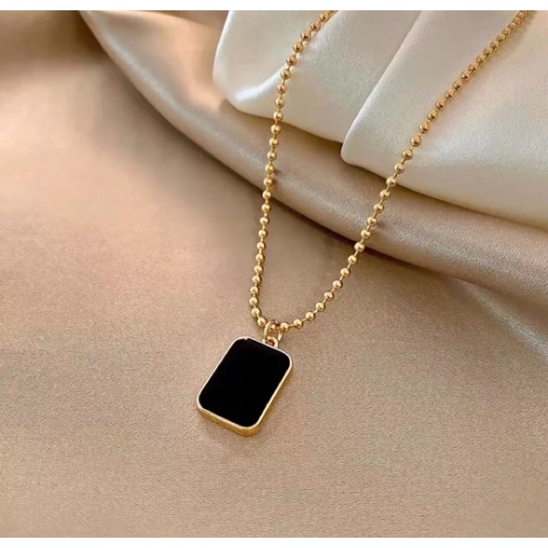 Kalung Titanium Wanita Liontin Batu Kotak Hitam