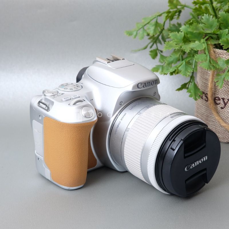 kamera bekas Canon 200D kit 18-55mm IS STM SILVER | kode : 0120C22