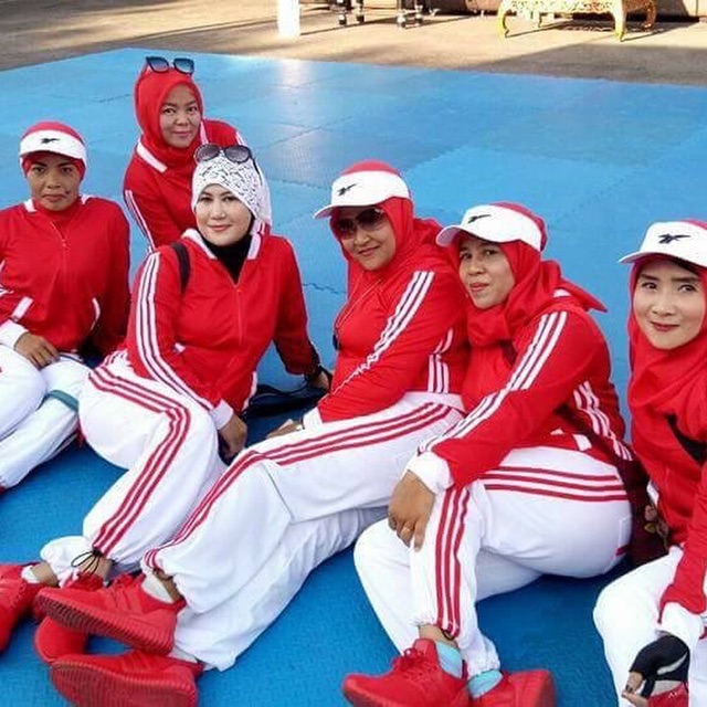 Setelan Baju Senam Lapangan Training Merah Putih Hijab Cycling Fitness Muslim Olahraga
