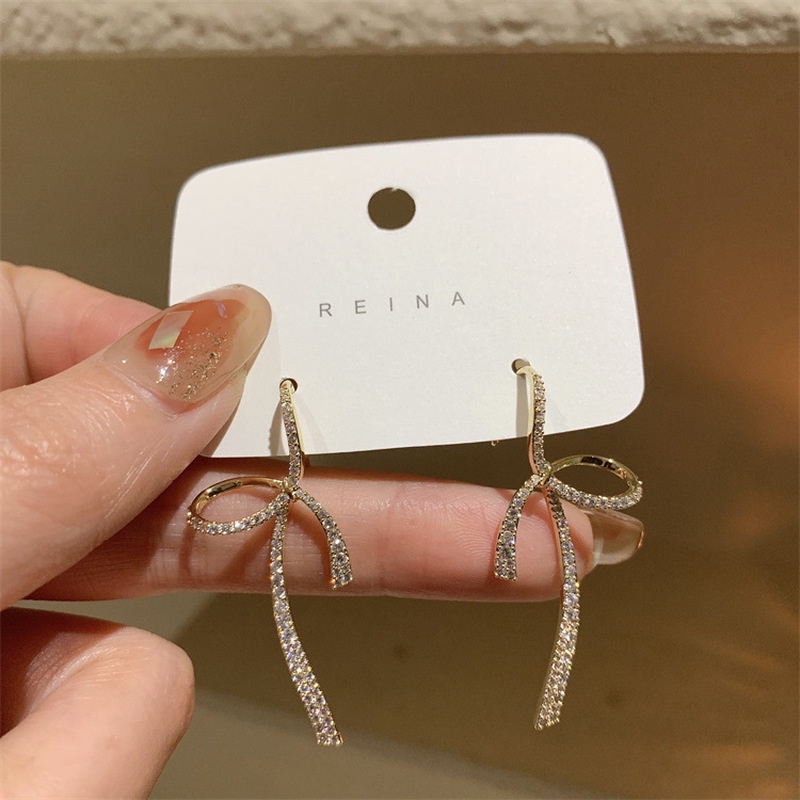 Anting Tusuk Gantung Desain Pita Hias Berlian Gaya Mewah Untuk Wanita