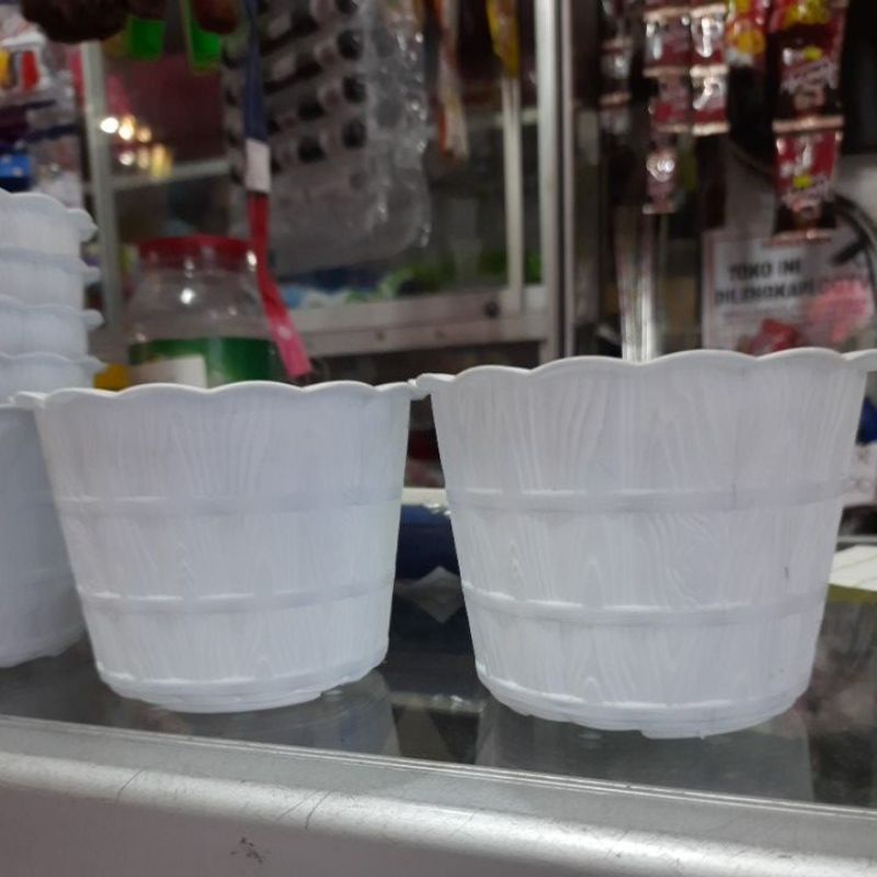 Pot putih motif kayu