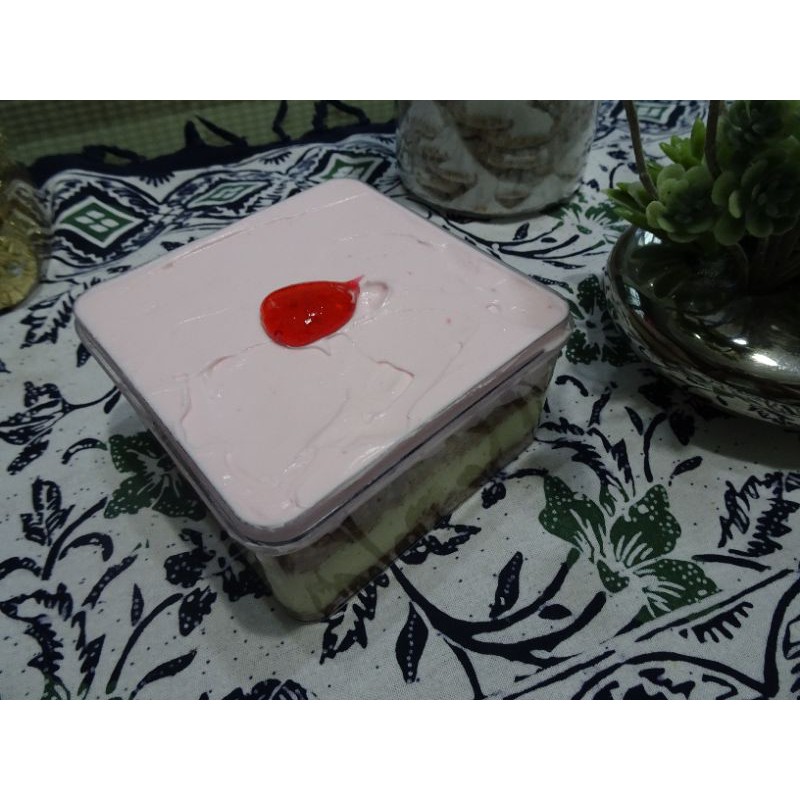 

Regal Strawberry Cheesecake Dessert Box Premium