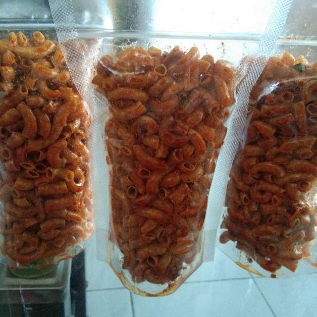 

Seblak makaroni....pedas extra cikur.dan daun jeruk...kemasan ekonomis