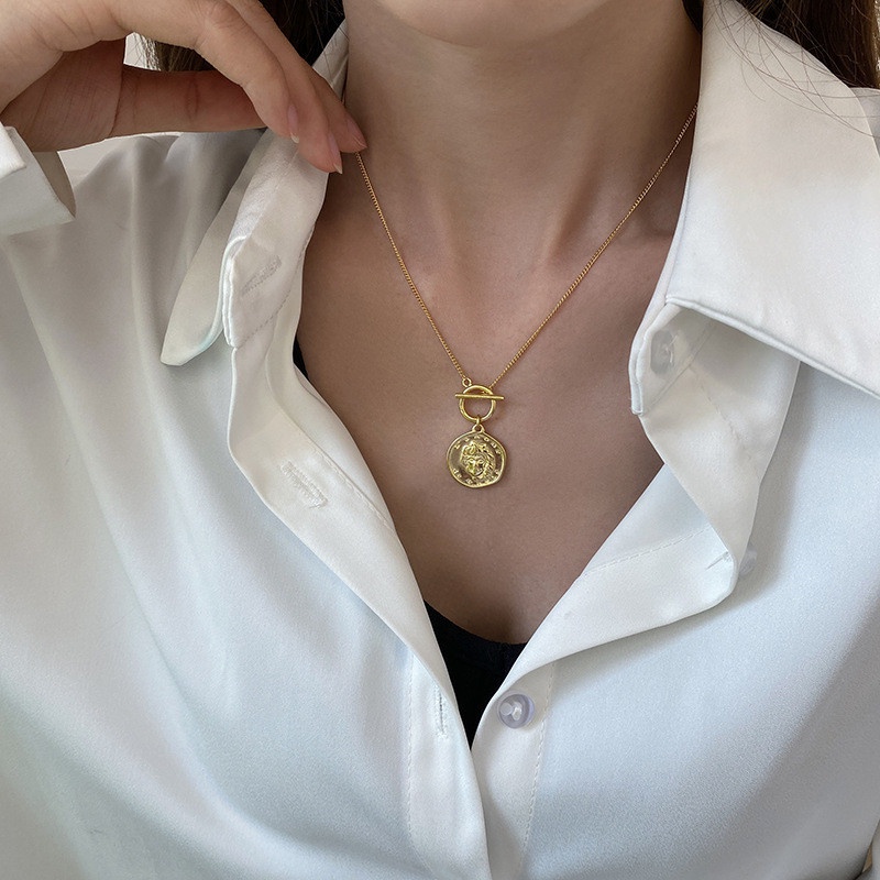 Kalung Dengan Liontin Potret Kepala Model Simple Untuk Wanita